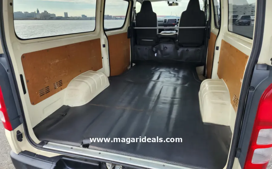 2017 TOYOTA HIACE 3000CC DIESEL in Kenya for Sale | Magari Deals